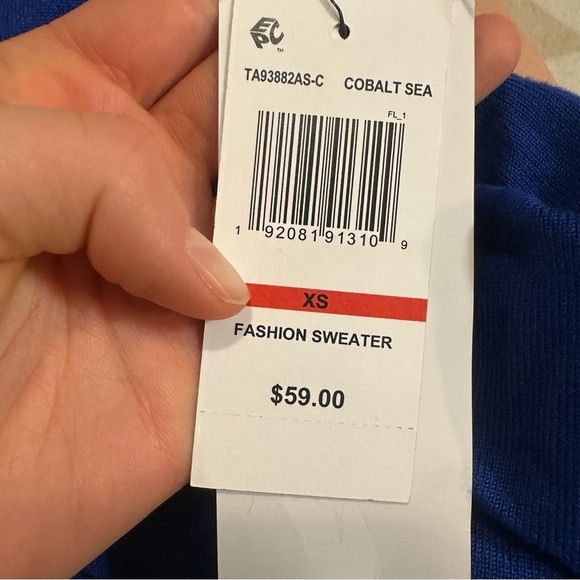 Sam & Jess
Women's V-Neck Split-Cuff Long-Sleeve Sweater - Picture 4 of 4